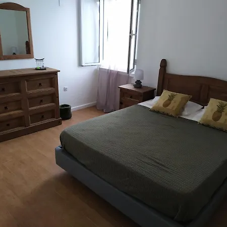 Centrally Located 2 Bedrooms House With Shared Heated Pool *
