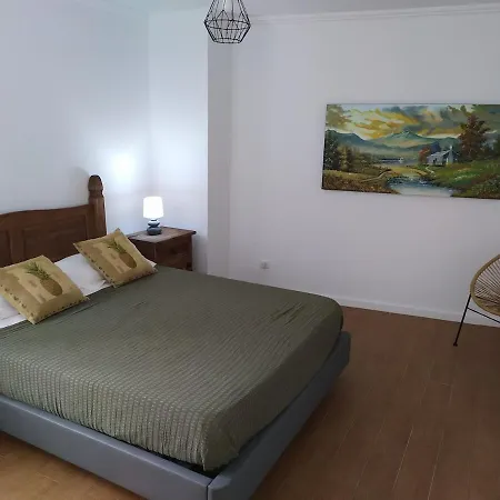 Centrally Located 2 Bedrooms House With Shared Heated Pool *