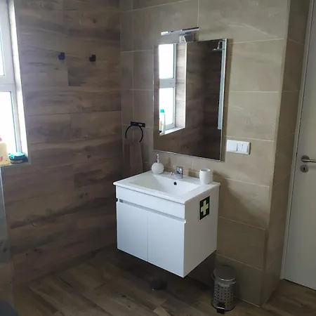 Centrally Located 2 Bedrooms House With Shared Heated Pool
